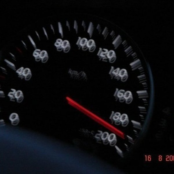 Пугающий скорость. Рено симбол спидометр. Пугающий скорость. Пугающий скорость. Isle of man tt moto.