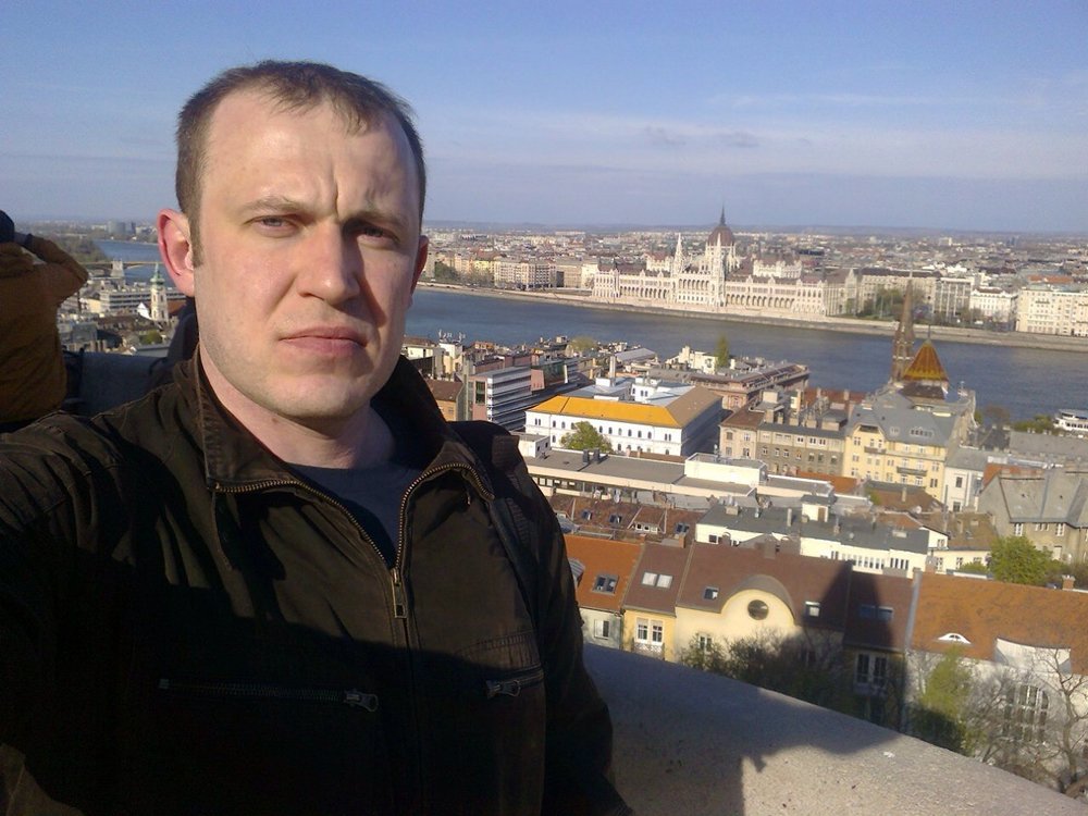 Лица обычных людей. Несколько фото одного человека. Красивые девушки одинаковые. Фото парней на аву реальные. Фото одинаковых девушек.