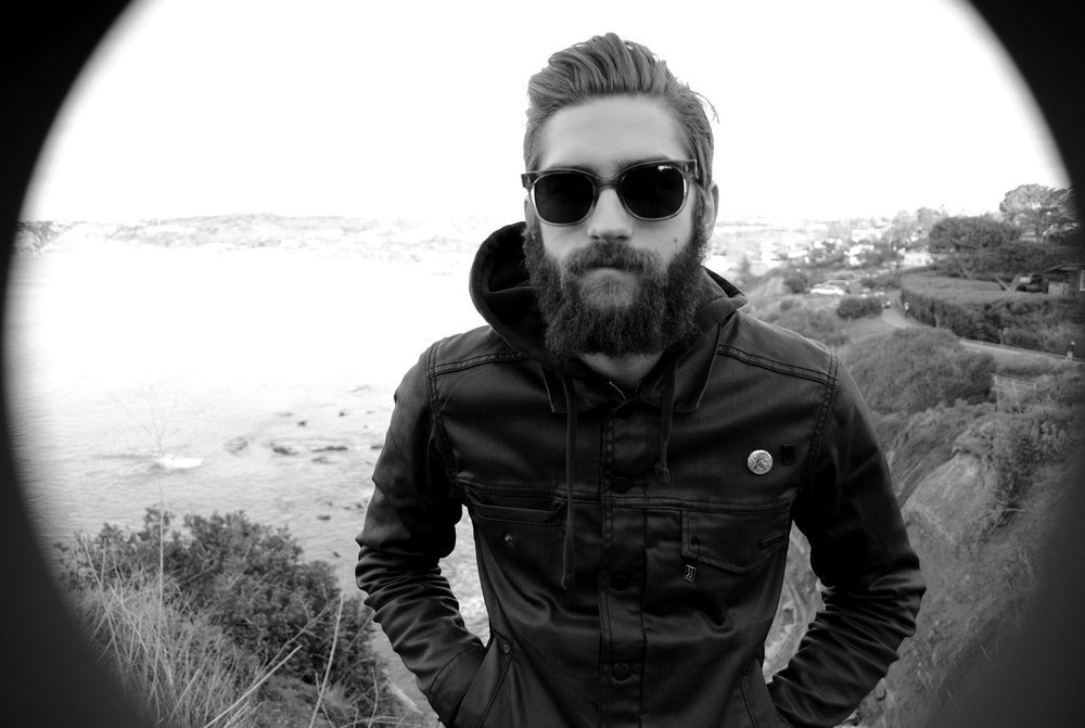 Круглые очки с бородой. Мужчина с бородой вмочках. Бородатый парень. Бородатый мужчина в очках. Мужчина в очках и с бородкой.