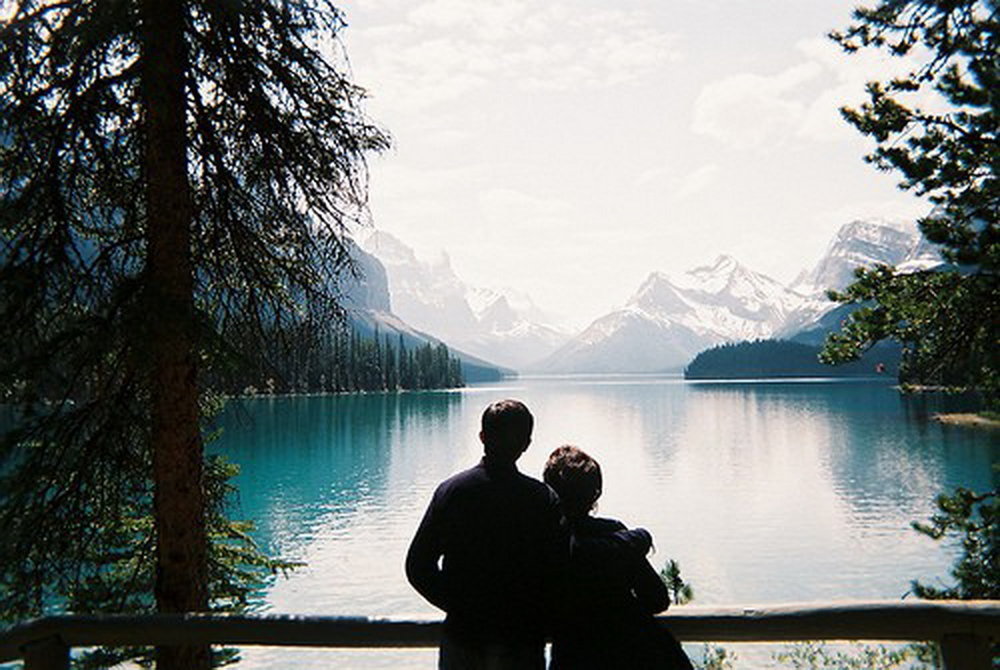 Мальчик на берегу озера. Парень с девушкой на озере. Романтика в горах. Путешествие вдвоем. Пара в горах.