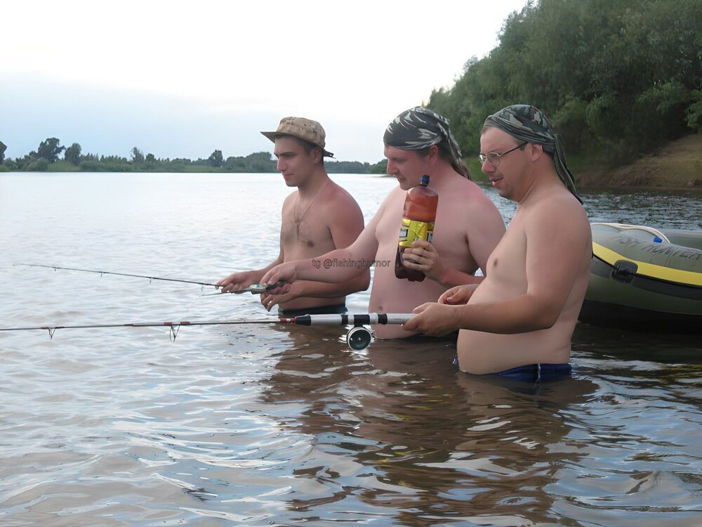 Трое в лодке рыбалка. Мужик на рыбалке.