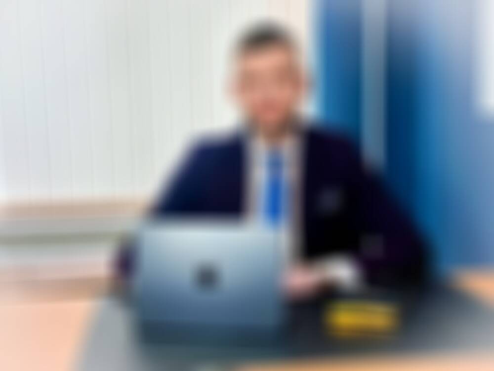 Аркадию 28 лет он работает. Аркадию 28 лет он работает