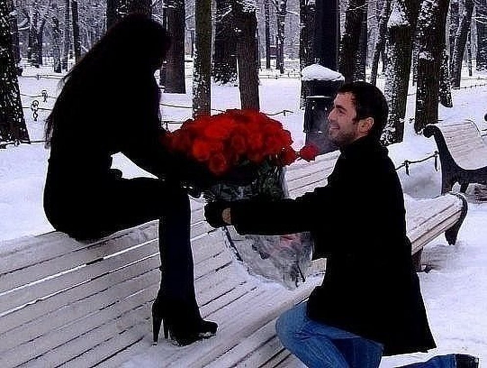 Таджик принес цветы. Парень с цветами. Парень с букетом роз. Мужчина с букетом цветов зимой. Парень с цветами зимой.