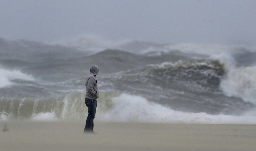 Бушующее море. Человек на маяке в шторм. Шторм и человек. Море шторм. Шторм в атлантике.