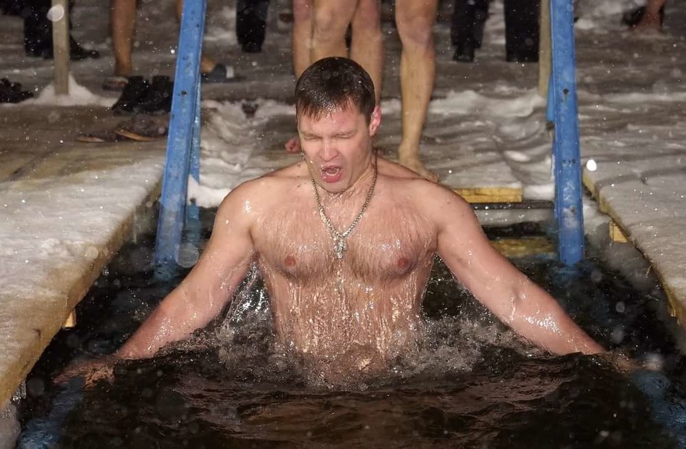 Мужчина и женщина купаются. Парни купают девушку. Парень с девушкой на речке. Парни купают девушку. Мужчина купается.