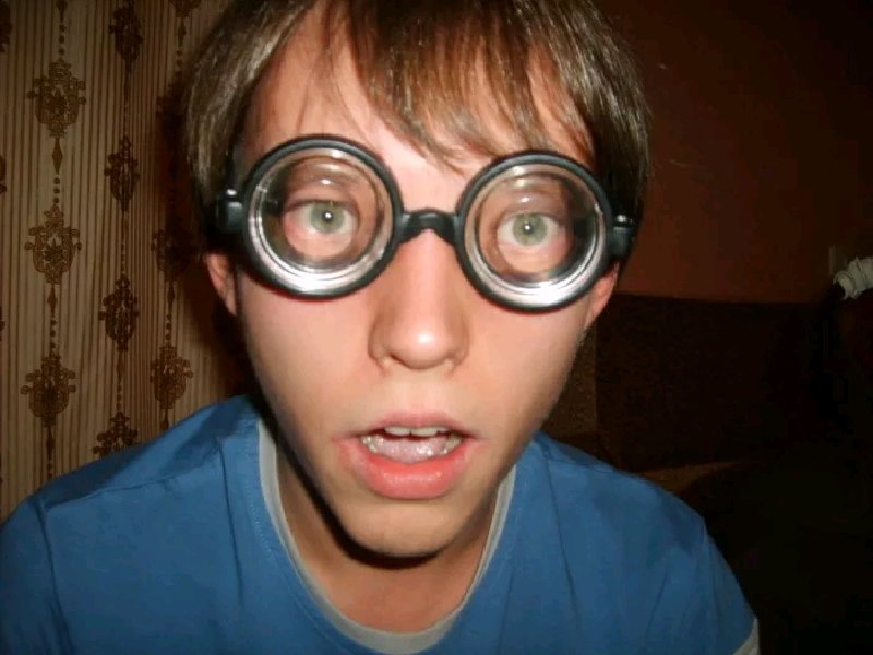 Мальчик с большими очками. Очки с большими линзами. Очки с толстыми линзами. Стремные очки. Очкарик с толстыми линзами.
