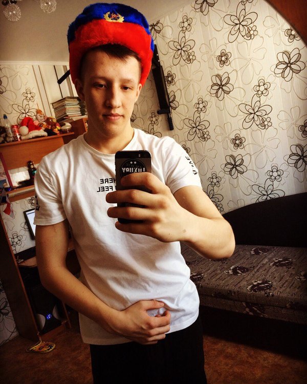 Ник 19. Ник 19 лет.