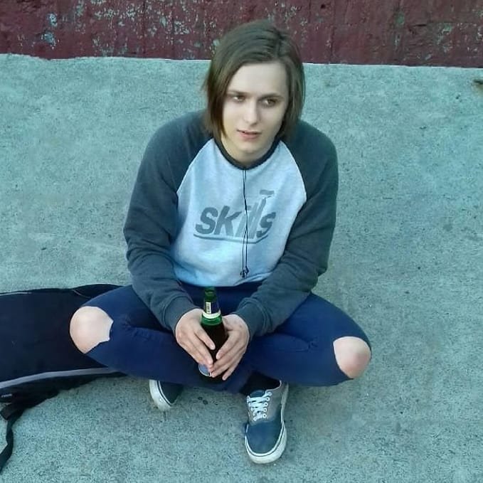 Парни с длинными волосами. За патлы. Патлы у мужчин. Патлы вырву. Патлы вырву.