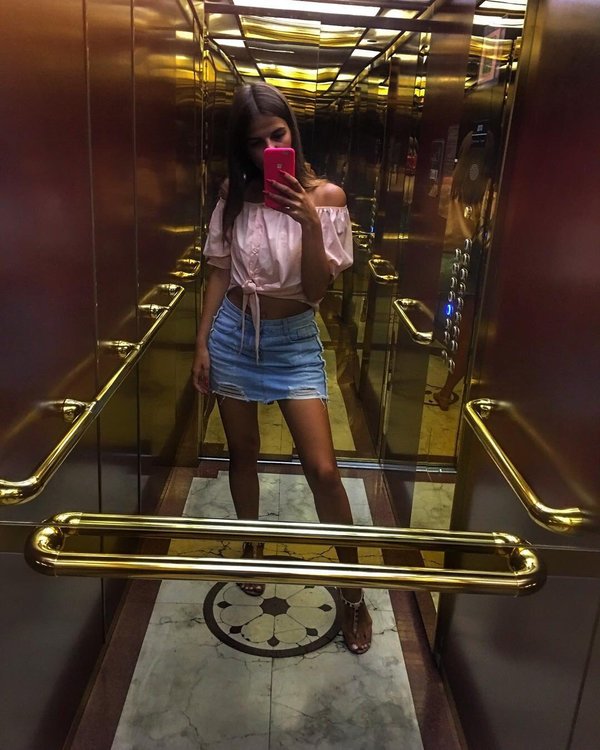 Ножки девушек в общественном транспорте. Девушки метро строгино. Незнакомка в метро. Девушки в форме метрополитена. Фото метро девушка в сетчатом платье.