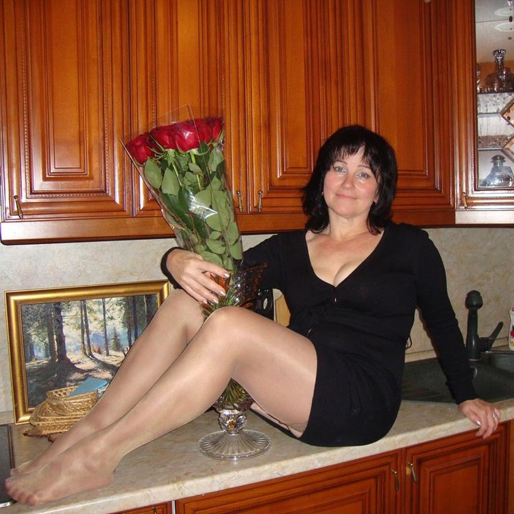 Знакомства без сайтов мурманск. Русские женщины 52 года. Взрослые женщины 50 лет домашнее.
