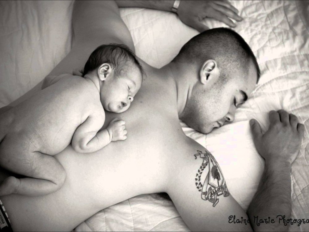 Муж мечтает о ребенке. Папа с младенцем. Мужчина с ребенком. Мужчина с младенцем. Младенец на спине.